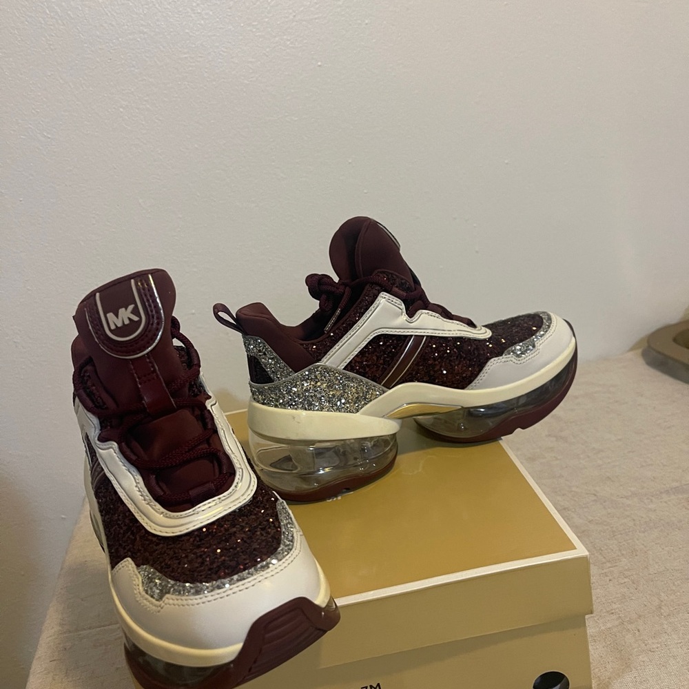 Michael Kors Burgundy  SIZE 7 , gently worn . - Picture 6 of 7